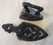 VTG MIINATURE CAST SAD IRON TRIVET HAND PAINTED TOLEWARE FLORAL HEART TOY
