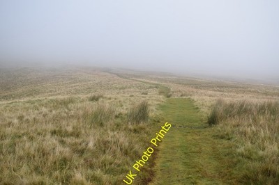 Foto 6x4 Zaumweg auf windigem Gyle Russell's Cairn in niedriger Wolke. c2016