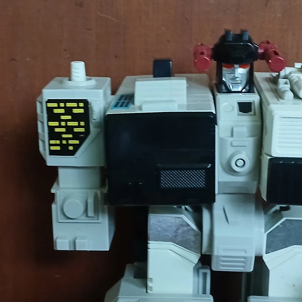 1985 G1 TRANSFORMERS METROPOLIS (80% COMPLETE) W/ SIXGUN G1 IUC - Image 4 of 4