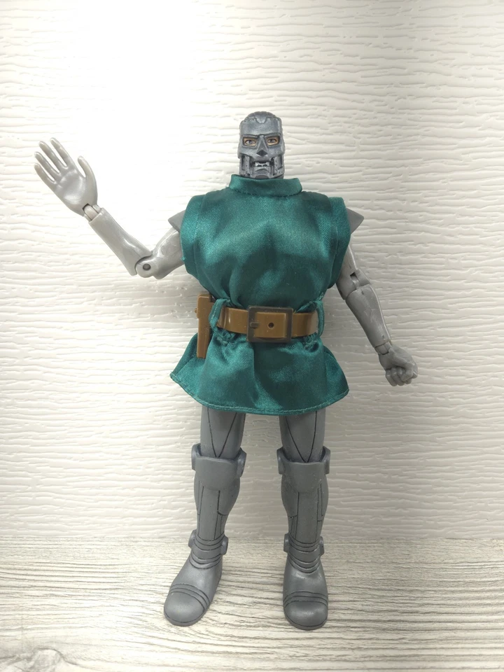 Boneco de ação vintage Marvel Dr. Doom com capa de pano brinquedo clássico anos 90 solto - Imagem 2 de 4