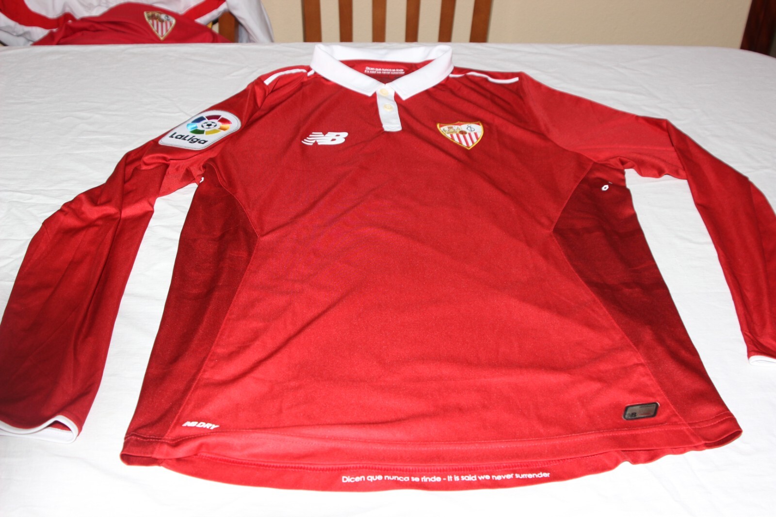 CAMISETA OFICIAL DEL SEVILLA FC DE MANGA LARGA MARCA NEW BALANCE TALLA M