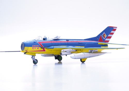 MIKOYAN-GUREVICH MIG-19S FARMER C FIGHTER "AEROBATICS" 1/72 PANZERKAMPF 14642 PB - Picture 5 of 7
