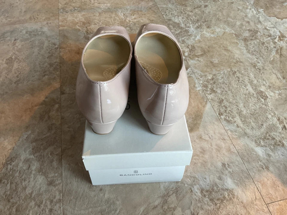 Bandolino Peep Toe Wedge, Candra~~NATURAL CLARO~ 100% charol, talla 7,5M Foto 4 de 4