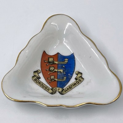 VINTAGE WAPPENPORZELLAN MINIATUR DREIECKIGE SCHMUCKSCHALE - BOROUGH OF HASTINGS WAPPEN
