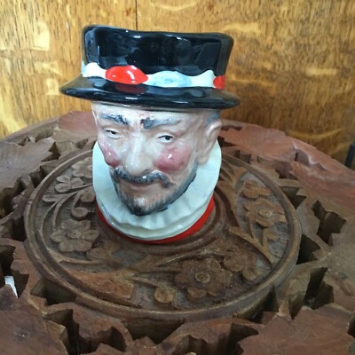 Royal Doulton kleine Figur Kanne ''BEEFEATER ER'' D6251