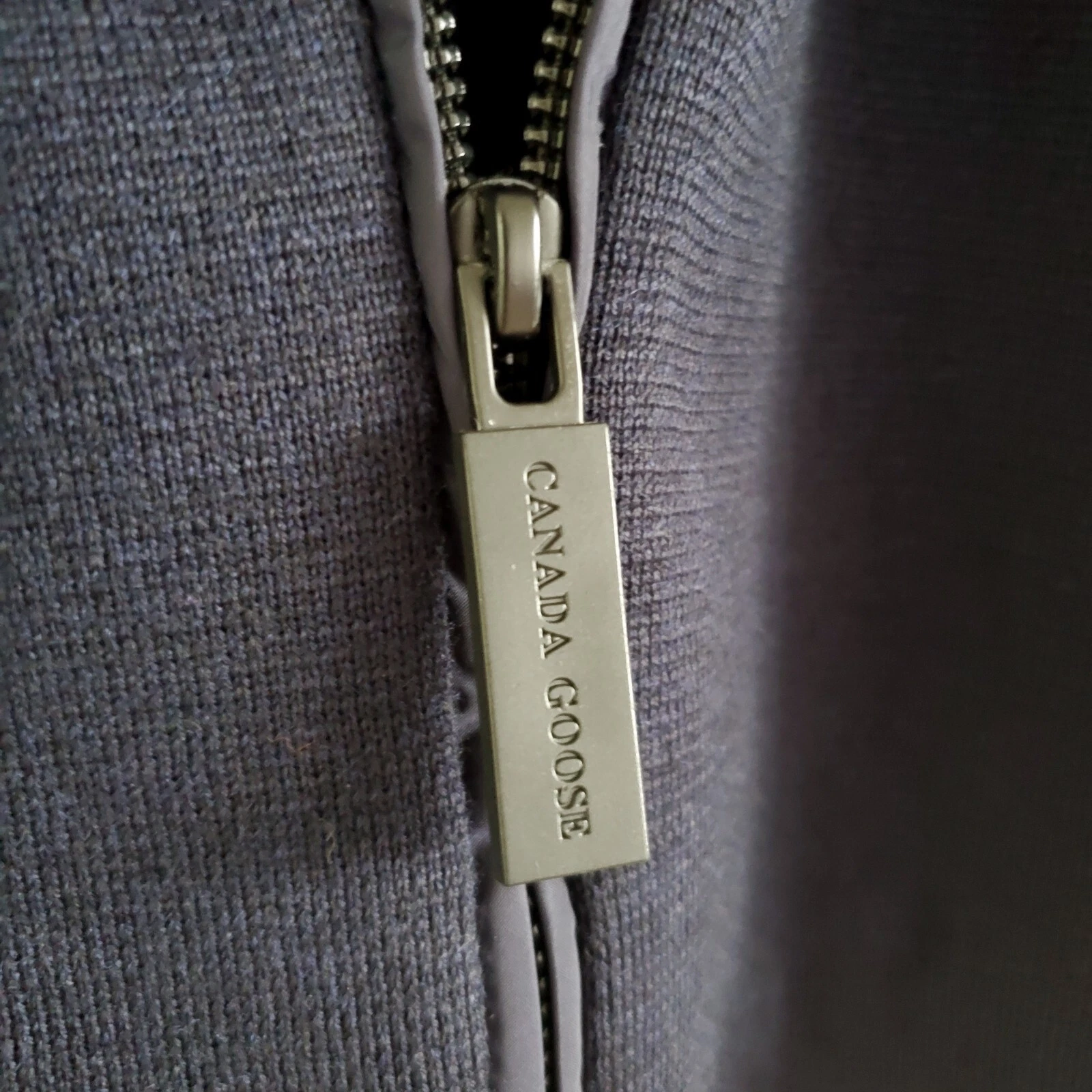 Felpa con cappuccio ponte a vento autentica Canada Goose donna lana lavorata a maglia blu navy etichetta nera