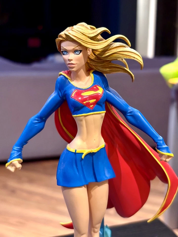 DC DIRECT SUPERGIRL STATUE DESIGNED BY MICHAEL TURNER LIMITED EDITION OF 2500 - Image 3 of 4