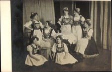 Foto Ak Junge Frauen in polnischen ? Trachten, Gruppenaufnahme - 3776825