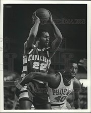 1976 Press Photo Cavaliers' #22 Jim Chones Jumping Over Phoenix #40 Ricky Sobers