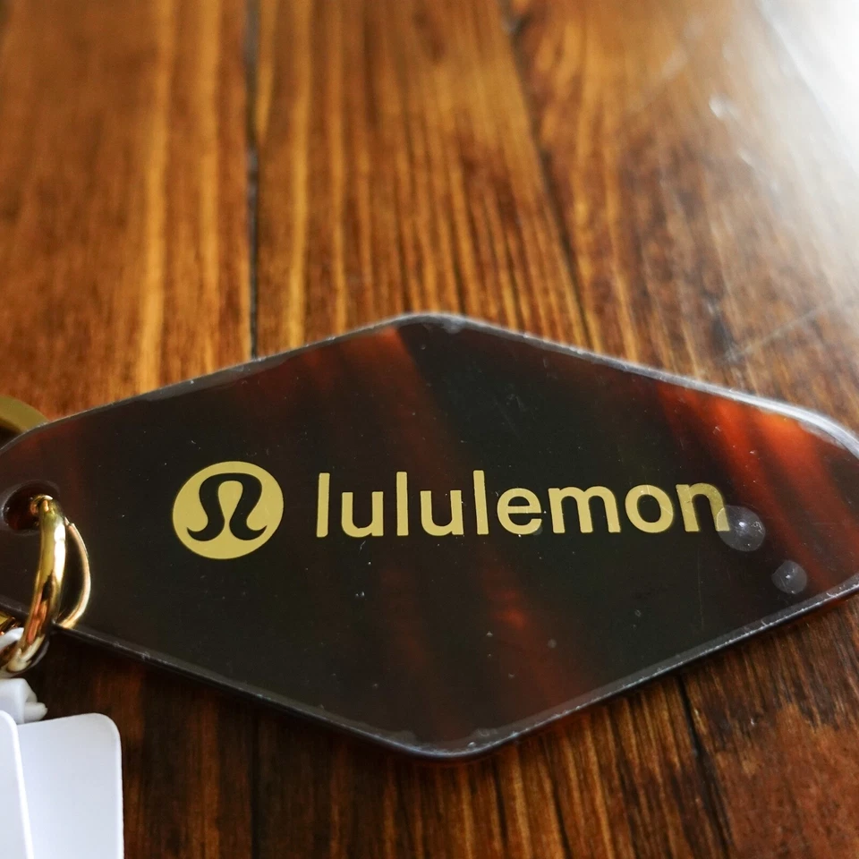 Llavero retro de hotel con forma de diamante Lululemon negro marrón dorado Foto 2 de 4