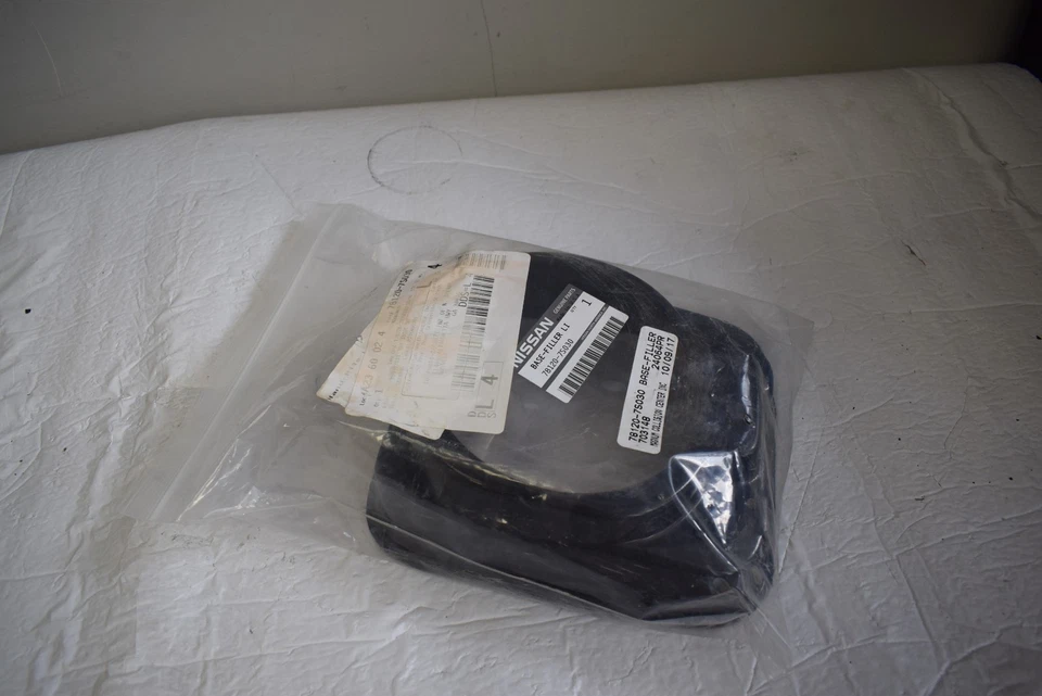 Nissan Armada Pathfinder Genuine Fuel Pocket 78120-7S030 OEM Foto 3 de 4