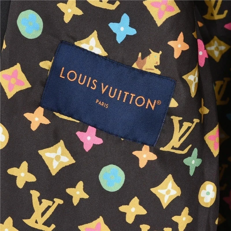 Chaqueta de aviador Louis Vuitton de algodón negra con monograma polar | RARA Foto 3 de 4