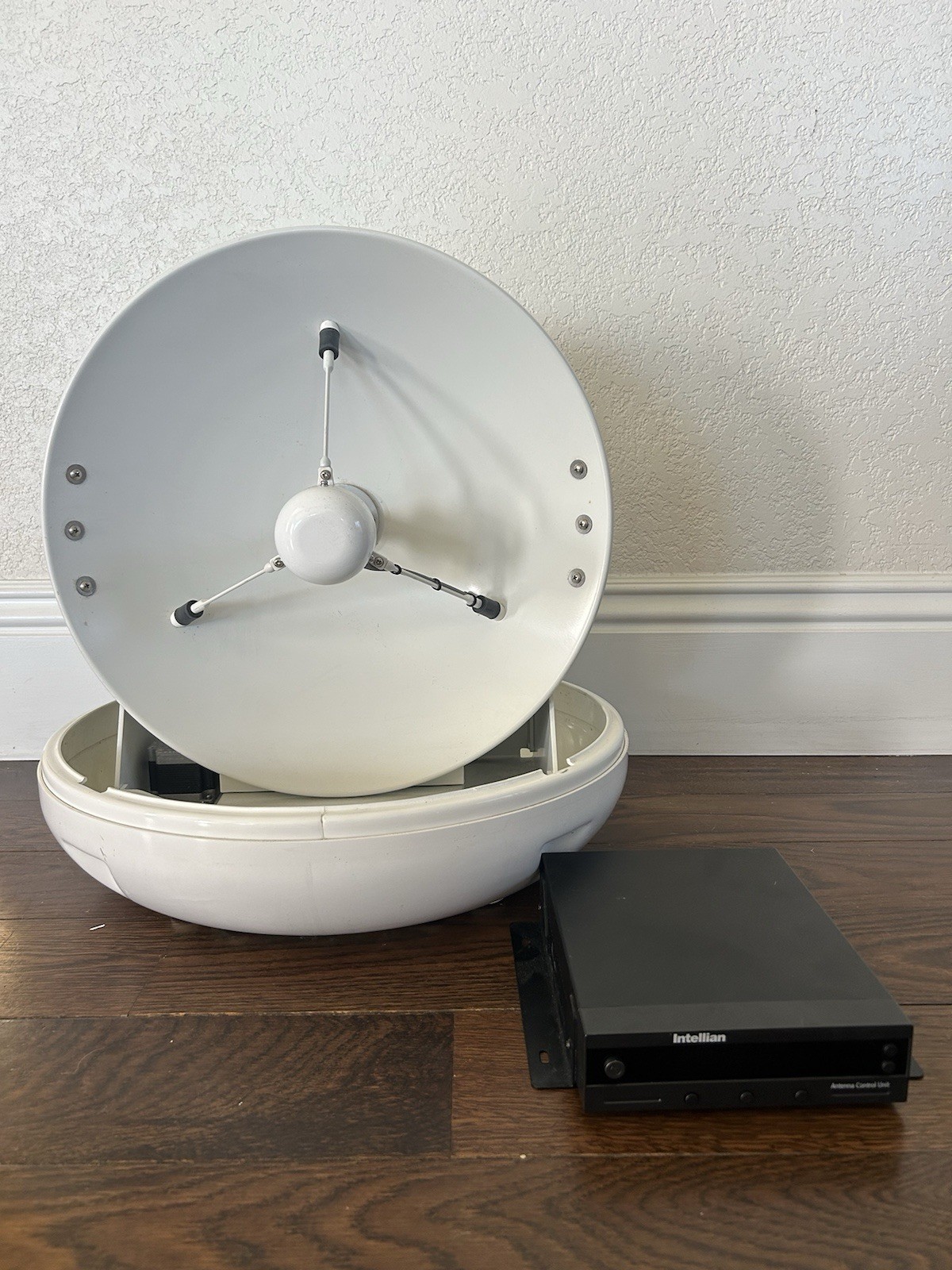 Intellian i4 B3-401S Marine Satellite TV System w/ North America LNB Receiver