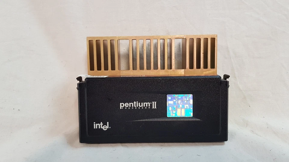 Intel Pentium II SL2HE Vintage 266 MHz Processor - Image 2 of 4