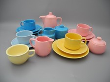 Melitta ua. Kinder- / Puppengeschirr Kanne Tassen Teller Milch Zucker bunt