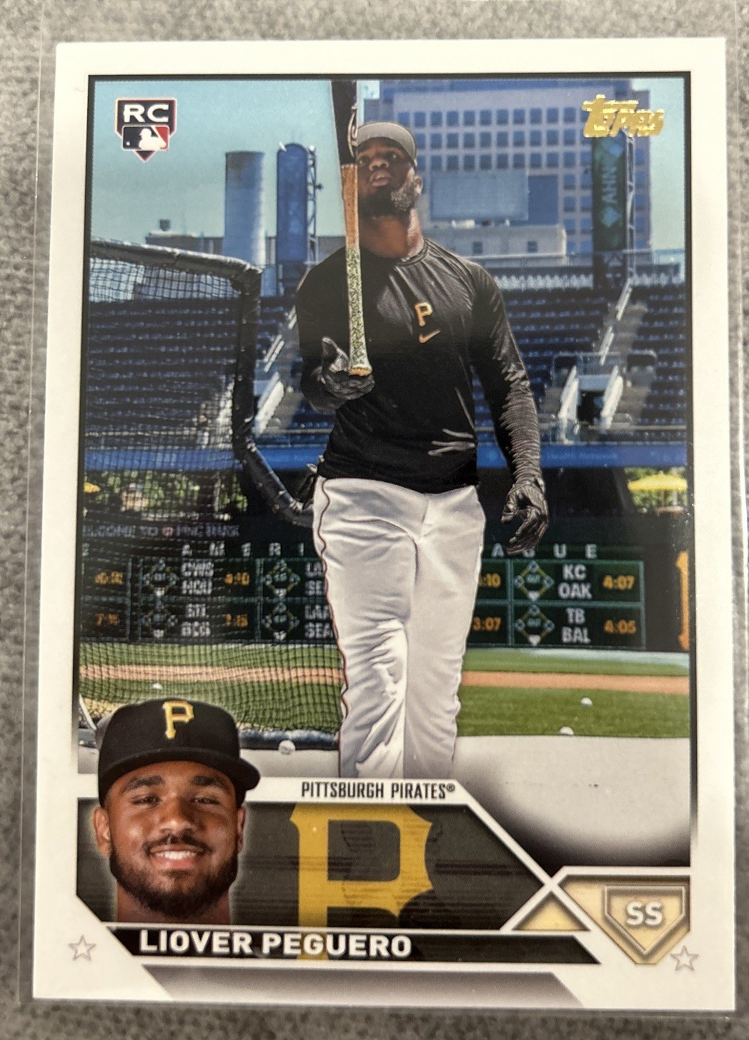 2023 Topps Series 1 Liover Peguero RC GOLDEN MIRROR Image Variation SSP #238 Min