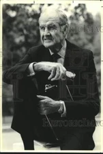 1990 Press Photo George McGovern on campus of Cornell University - now26248