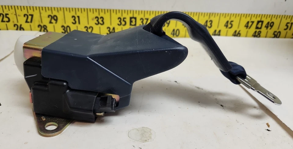 New OEM GM Rear Seat Belt 12515695 1992 Chevy Cavalier/Pontiac Sunbird (SVM134) - Image 2 of 4