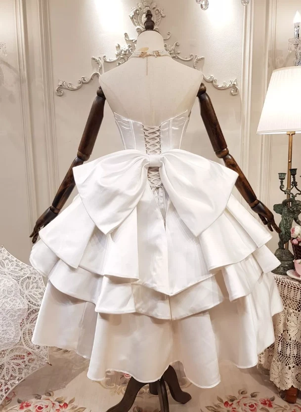 Vestidos de novia cortos de princesa con lazo satinado con cuentas sin tirantes Foto 3 de 4