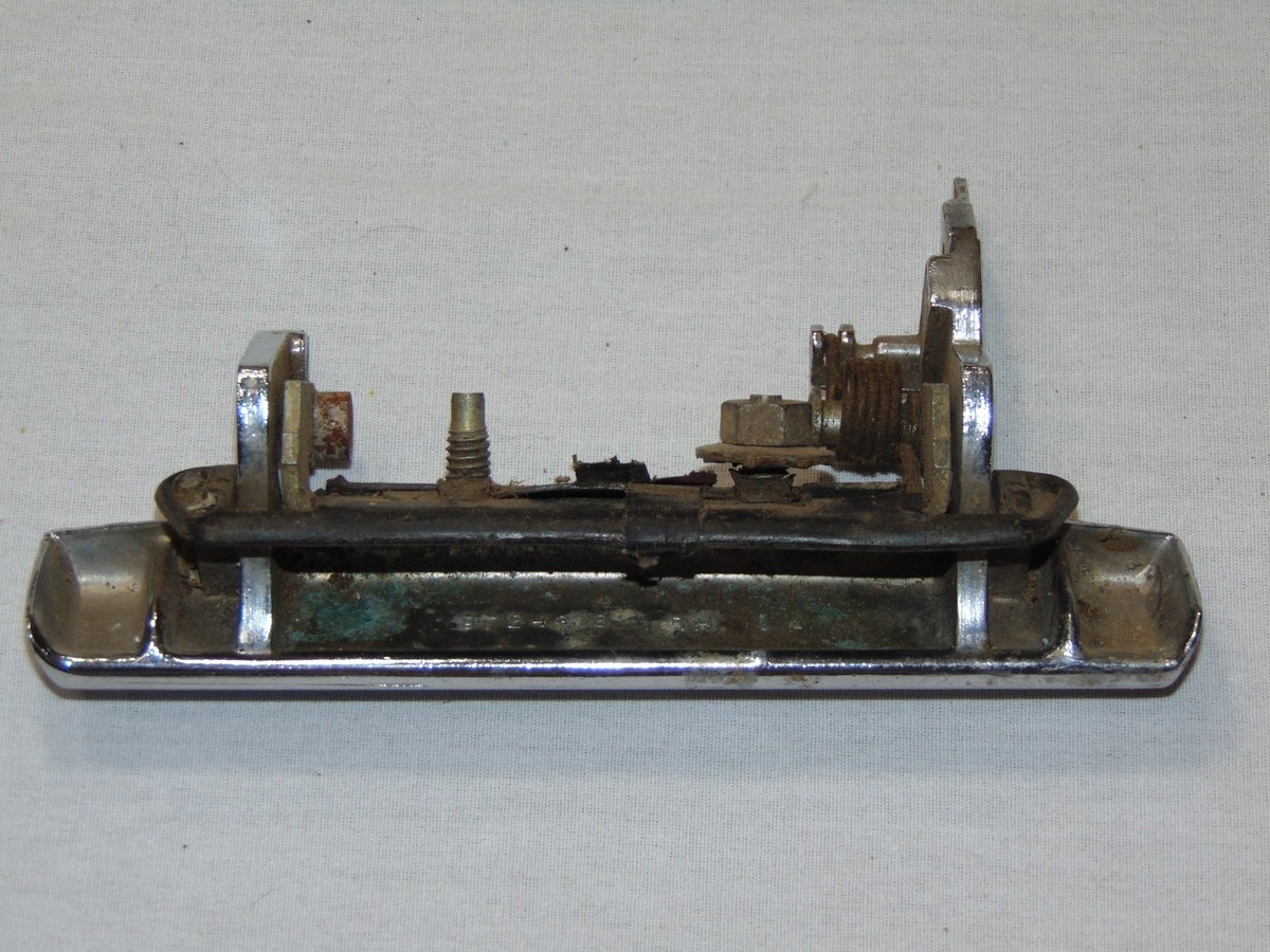 VINTAGE GM RIGHT HAND CAR DOOR HANDLE 9724318 RH-1A ASSEMBLY 