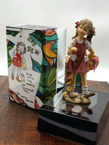 Vintage Adorable small girl figurine with hat unmarked, boxed - Picture 12 of 12