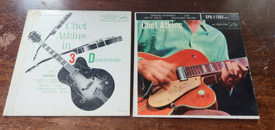 Chet Atkins Lot of Two 7'' Vinyl Records - In 3 Dimensions & Finger Style Guitar