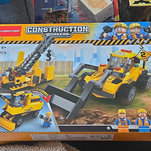 Elebrotner Construction Workers 402pcs Set 32 2 Models Building Blocks