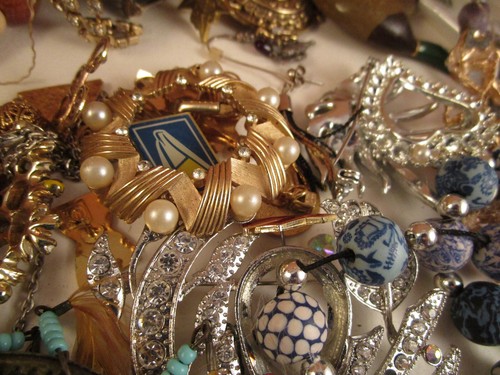 Vintage Mixed Lot of Costume Jewelry Craft Repair Parts & Pieces - Picture 10 of 10