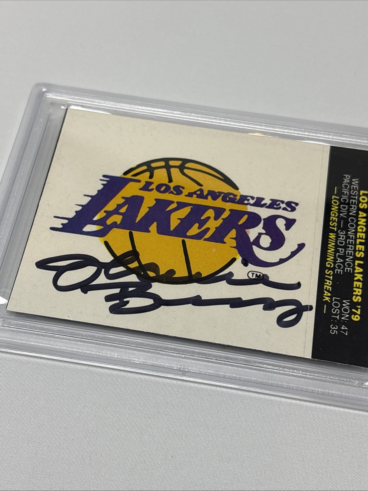 Jeanie Buss Signed Vintage Fleer Card Los Angeles Lakers Owner Auto PSA DNA view 2