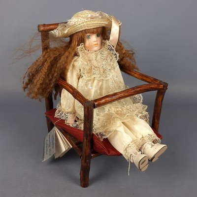 Porzellanpuppe sitzend auf Stuhl Holz Heritage Mint Collection Vintage