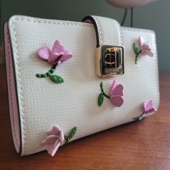 NWT Phoebe Pink Floral Applique Turnlock Medium Wallet White