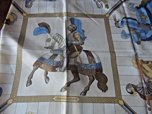 Vintage Hermes klassischer Seidentuch im Chocs en Plumes Muster verpackt - Bild 1 von 14