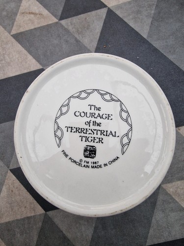 Courage Of The Terrestrial Tiger Vase By Chien-Ying May 1987 - Picture 3 of 3
