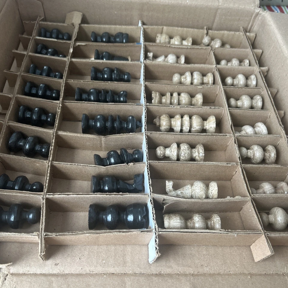 Juego de ajedrez de mármol de cuarzo rosa y negro tallado a mano con tablero de 13,5" ~ Foto 2 de 2