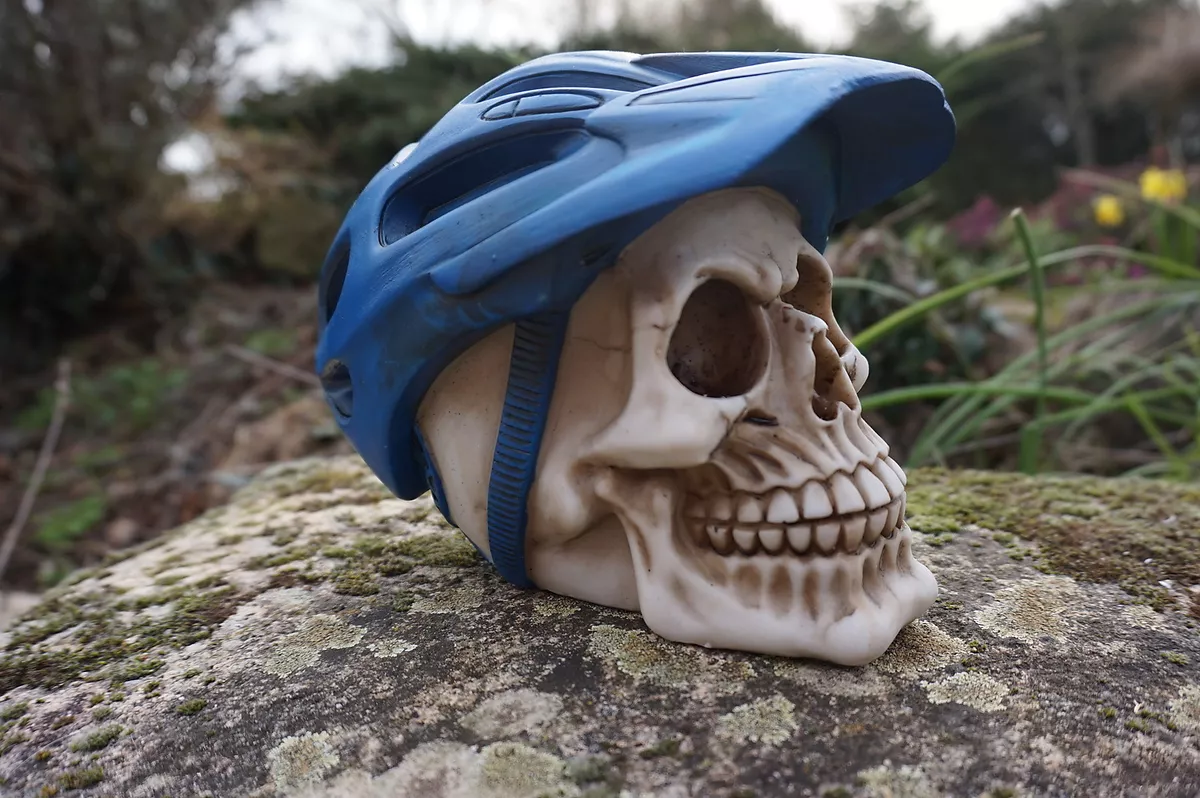 SK237 C TETE MORT FIGURINE CRANE CASQUE VELO VTT GOTHIQUE BLEU DERNIER