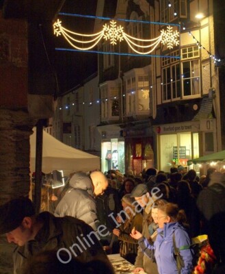 Foto 6x4 Straßenmarkt, Totnes siehe [[1627056]]. Die potenziellen Käufer hier c2009
