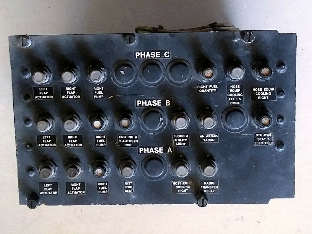 航空機 機体部品 T-33 左主翼 8L AIR CONTROL MECHパネル 航空機 機体部品 T-33 左主翼 8L AIR CONTROL MECHパネル