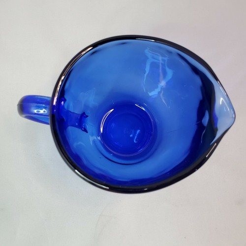 Brocca/Crema in vetro blu cobalto con gancio di ancoraggio vintage - Foto 5 di 7