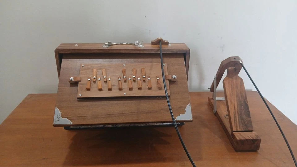 Shruti Box Pure Teak Wood 15″×10″×3″440Hz Tuning & 432Hz Wooden Keys – Sur Pete - Image 4 of 4