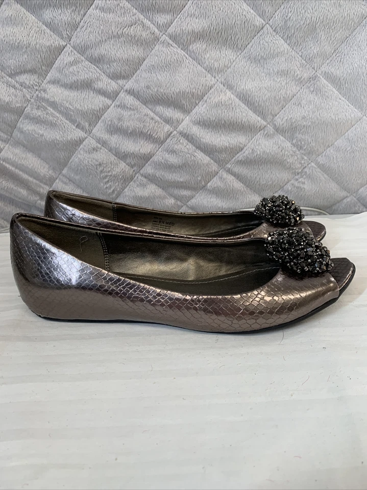 Zapatos Kenneth Cole para mujer 8,5 Reaction plateados imitación cuero cuentas planas brillantes Foto 4 de 4