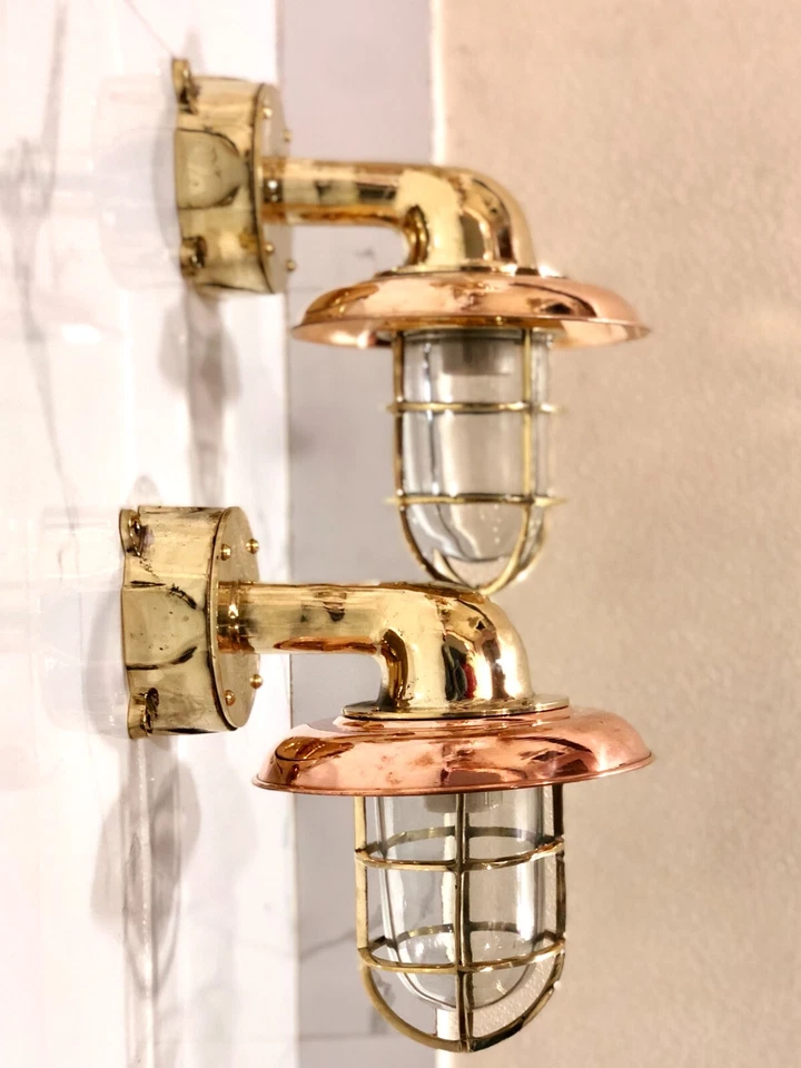 Moderno juego de 2 luces de pared cisne de latón con pantalla de cobre y caja de conexiones Foto 2 de 4