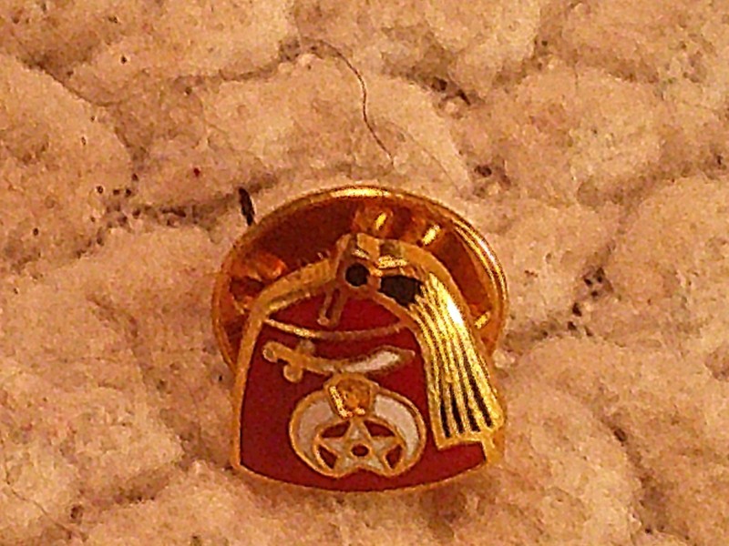 Vtg Freemason Masonic Shriner Fez Gold Tone Lapel Pin