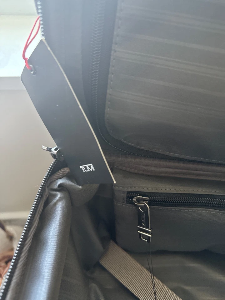 Juego de 4 ruedas y cartera de equipaje de mano TUMI en tapicería de cuero azul marino y negro nuevo Foto 3 de 4