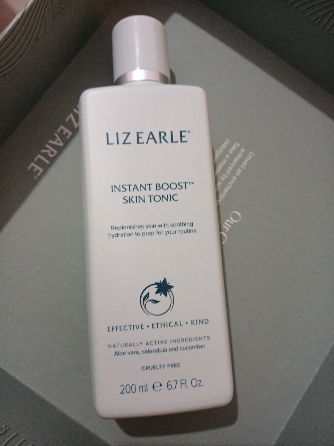 Liz Earle Instant Boost Skin Tonic 200Ml - Image 3