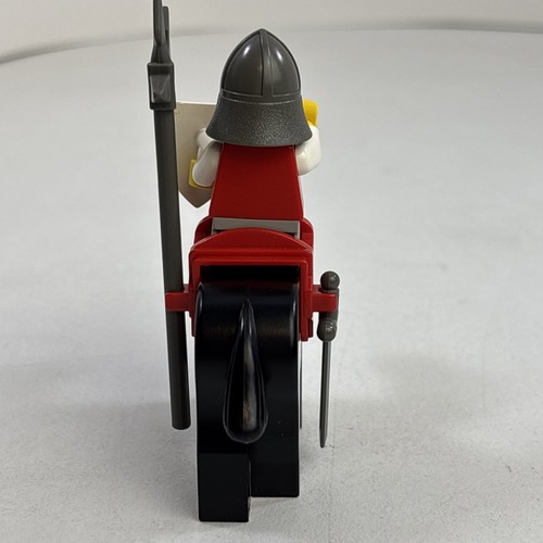 LEGO Castle Lion Masters Knight Minifigure Vintage NO CAPE with Weapons Shield - Picture 3 of 3