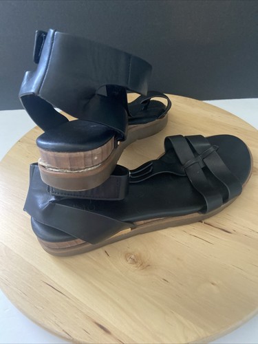 Sandalo donna nero con cinturino taglia 9,5 gladiatore Franco Sarto Dosha caviglia decoro oro - Foto 4 di 8