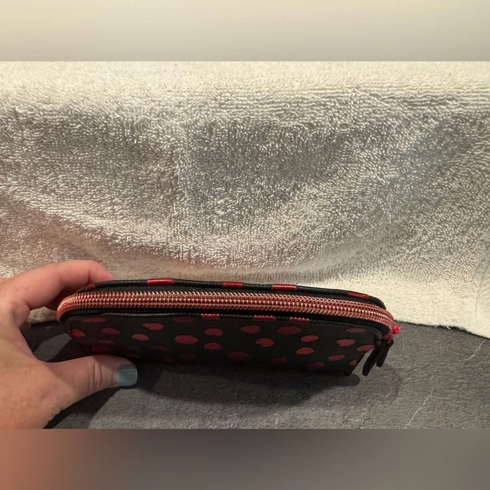 Bolso de Maquillaje Victoria’s Secret Rojo Negro y Metálico Lunares Foto 3 de 4
