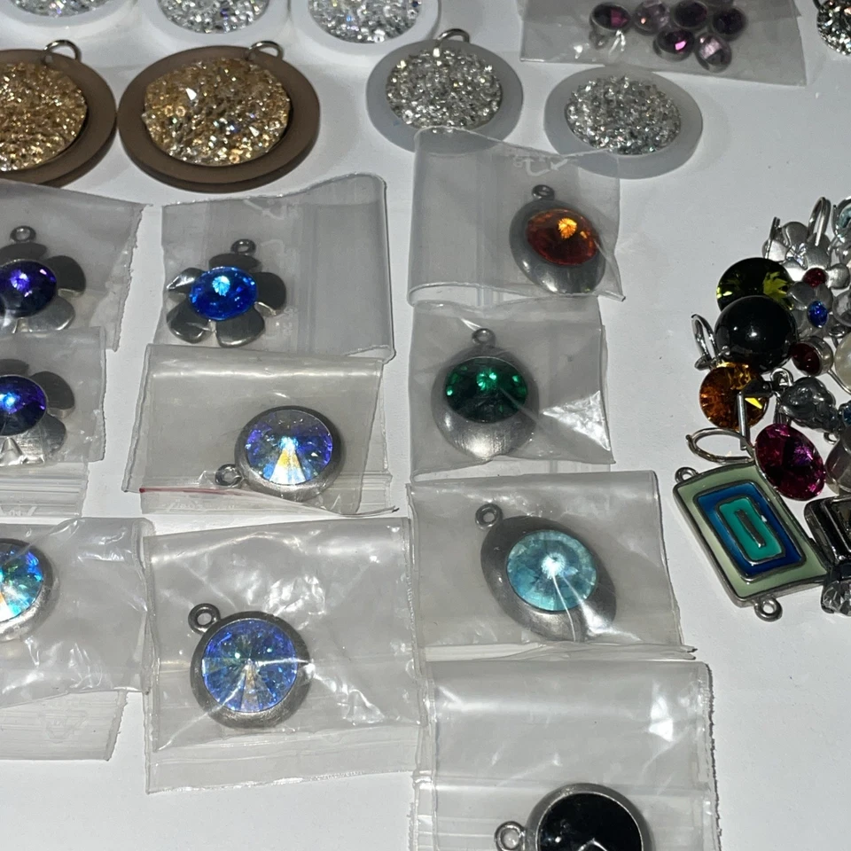 100 tlg. Modeschmuck Bastler-Lot, Ringe, Ketten,Angänger,Ohrringe,Armreif/Bänder - Bild 4 von 4