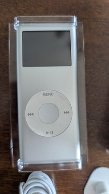 Apple iPod Nano (2nd Generation) Silver 4GB w/ all orig