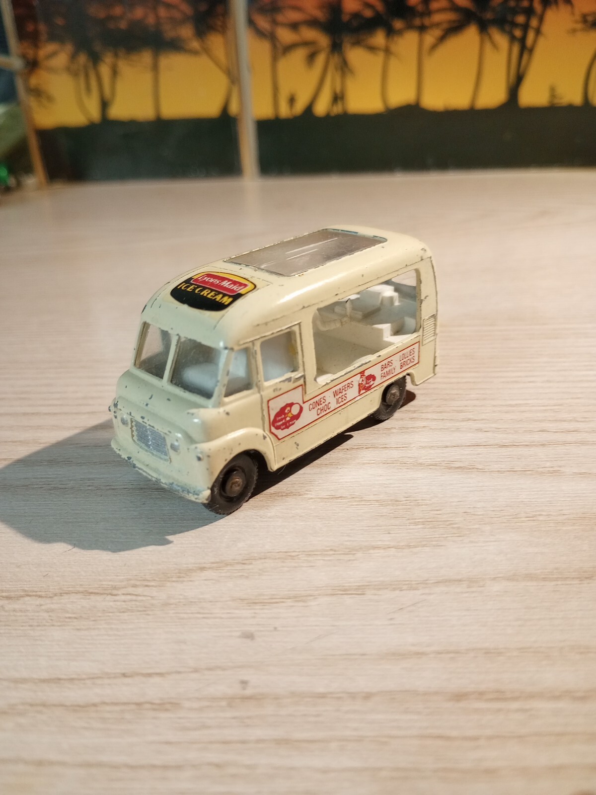VINTAGE MATCHBOX LESNEY DIECAST NO. 47 COMMER ICE CREAM CANTEEN MADE IN
